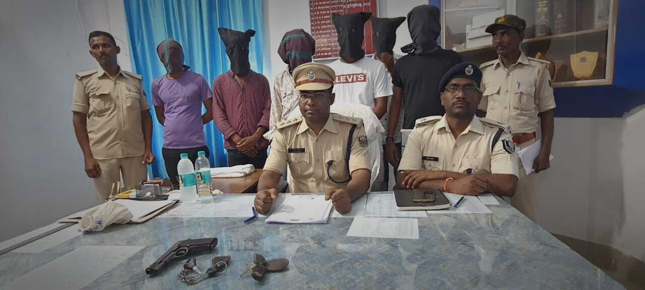 अवैध हथियार व कारतूस के साथ 6 अपराधी गिरफ्तार