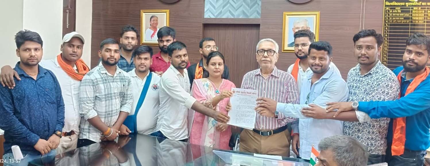 अभाविप ने निकाला आक्रोश मार्च, वीसी को सौंपा ज्ञापन