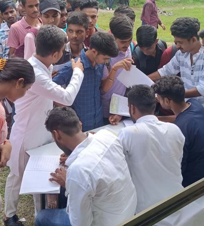 पूर्णिया कॉलेज में छात्र राजद ने लगाया हेल्पडेस्क