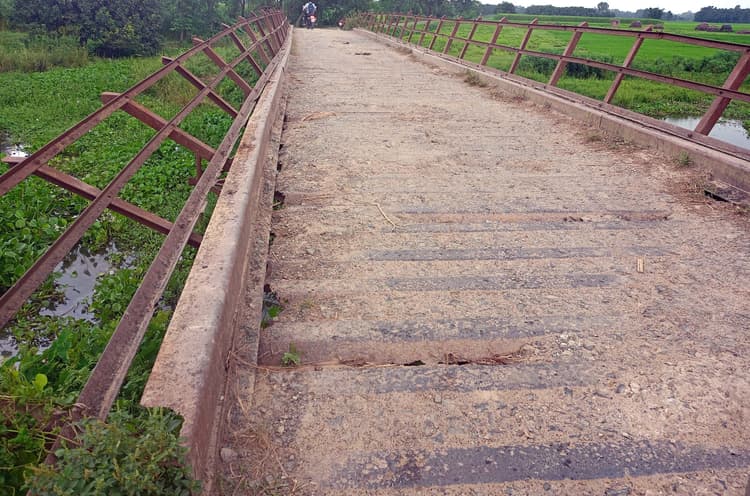 क्षतिग्रस्त लोहा पुल की जगह नये पुल की मांग