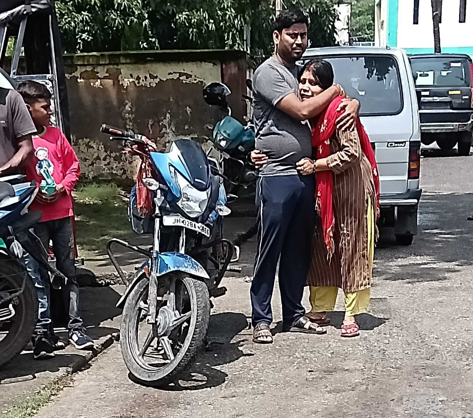 सर्विस सेंटर में कार देने के बाद तीन दोस्त लौट रहे थे पेटरवार