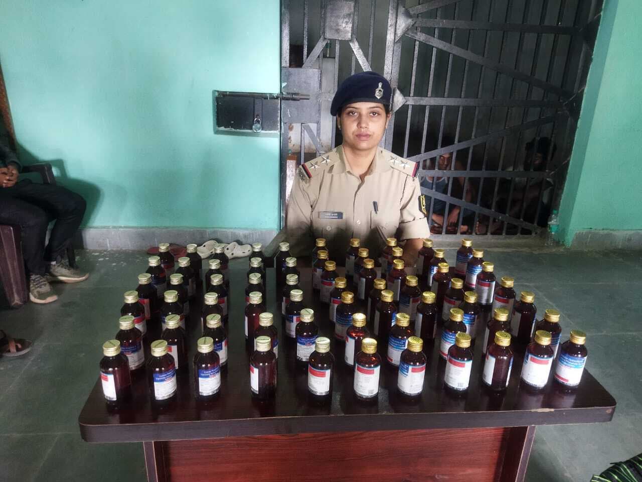 प्रतिबंधित कोडिनयुक्त कफ सिरप के साथ तस्कर गिरफ्तार