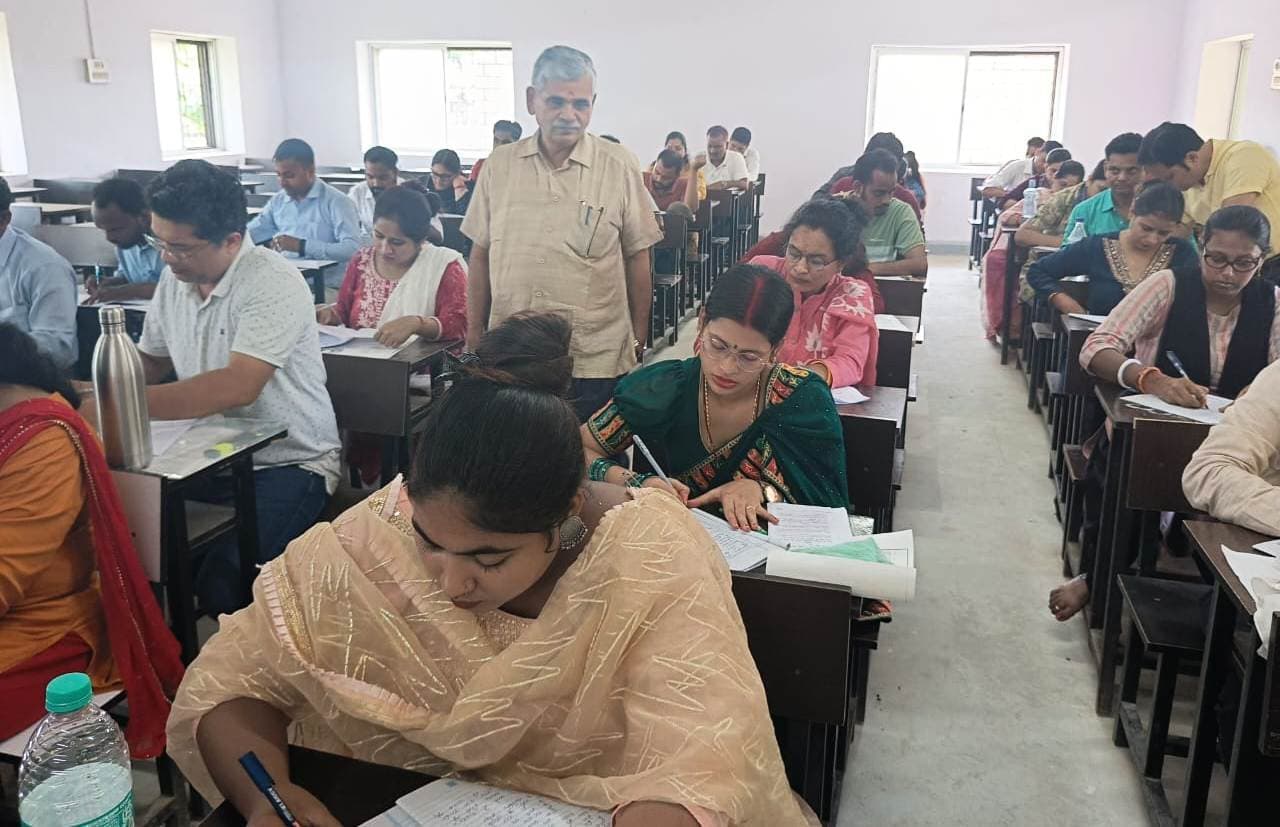 रिसर्च मैथोलॉजी परीक्षा में शोधार्थी रहे अनुपस्थित