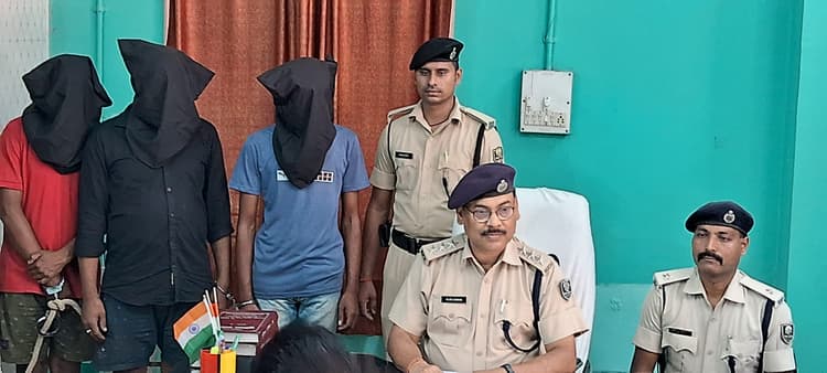 सुखपुर में पुलिस ने की छापेमारी, एक देसी कट्टा व दो कारतूस के साथ तीन गिरफ्तार