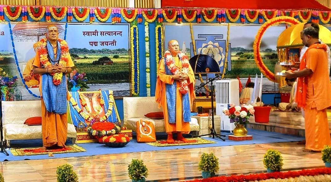 व्यक्ति के जीवन में निरंतर बनी रहती है ईश्वर की कृपा : स्वामी निरंजनानंद