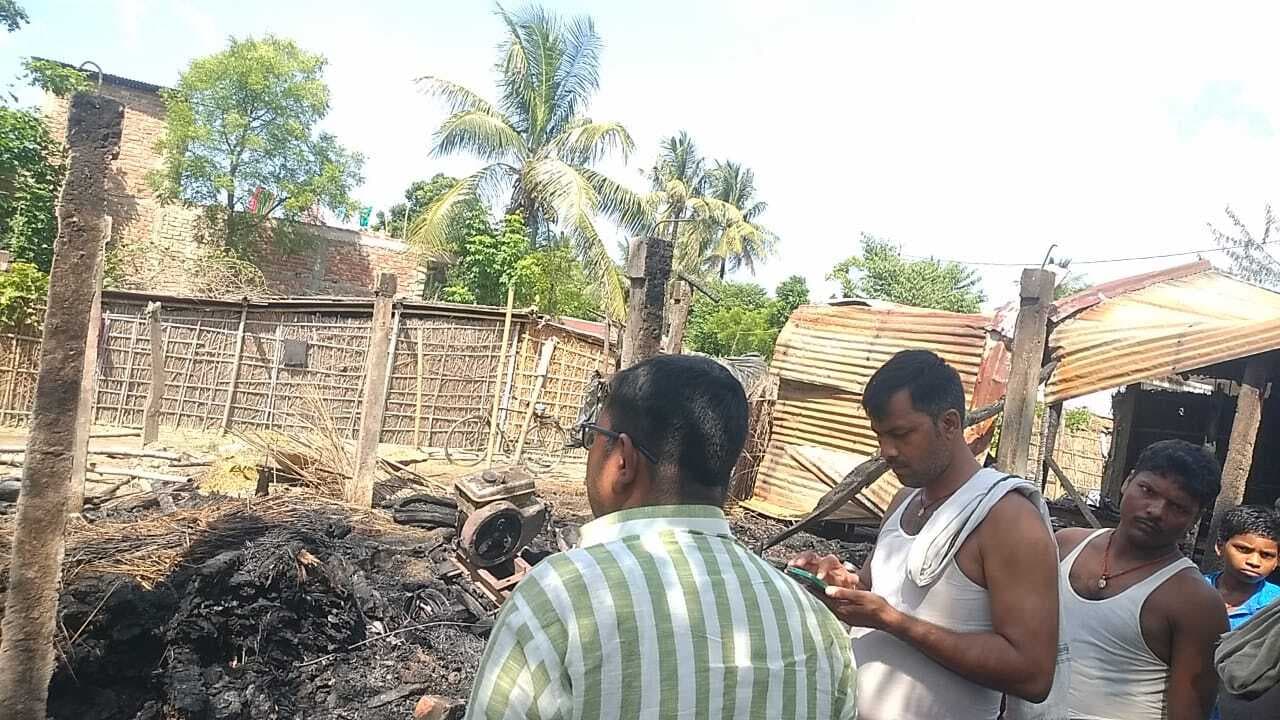 आग लगने से दो घर सहित हजारों की संपत्ति खाक, एक व्यक्ति झुलसे