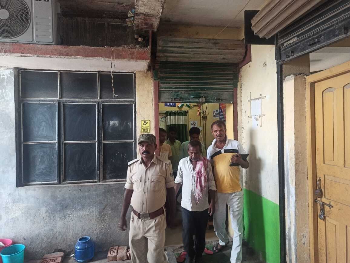 एपीएचसी से रेफर प्रसूता को सरकारी एंबुलेंस ने रास्ते में ही निजी एम्बुलेंस पर किया सवार, शहर के एक अवैध नर्सिंग होम में मौत पर परिजनों ने मचाया बवाल