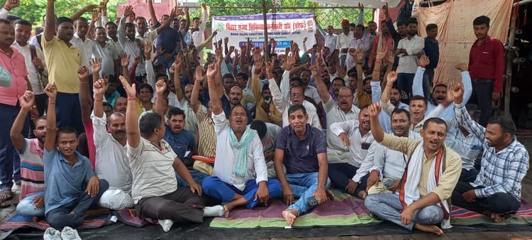 Gaya News : अनिश्चितकालीन हड़ताल पर चले गये डायल 102 एंबुलेंस के ड्राइवर