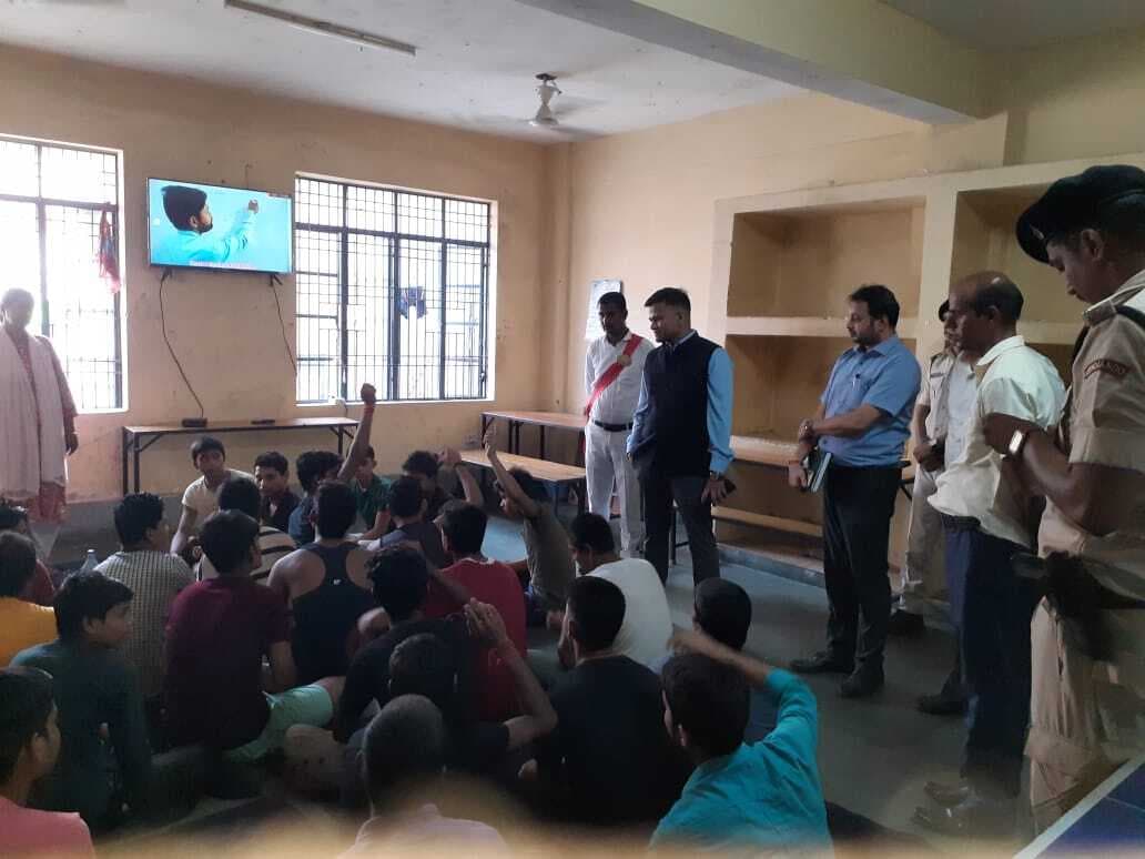 डीएम ने सभी किशोरों को अपने जीवन में सुधार के लिए पढ़ाई, स्किल डेवलपमेंट पर ध्यान देने को कहा