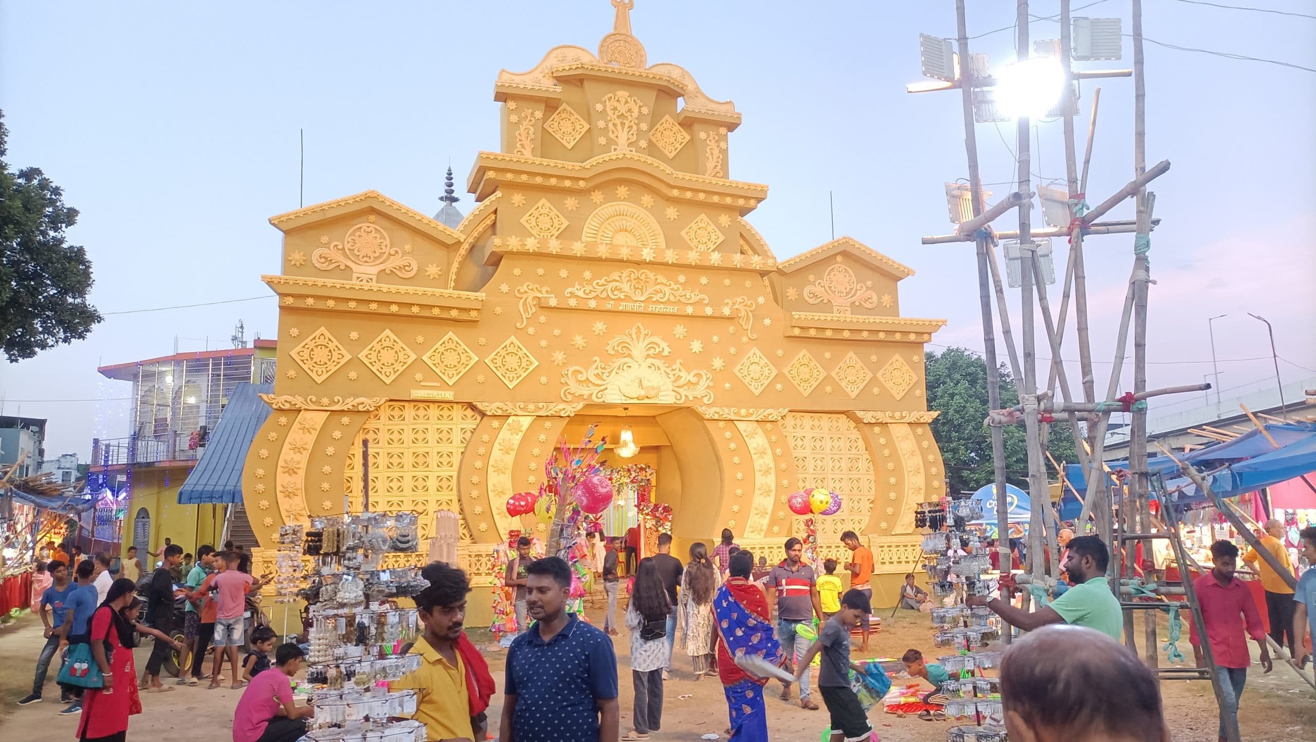 गणपति बप्पा मोरया के जयकारे से गुंजायमान हुुआ मंदिर परिसर