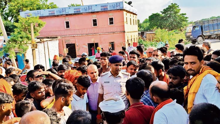 Chhapra News : शव को सड़क पर रखकर लोगों ने जाम की सड़क