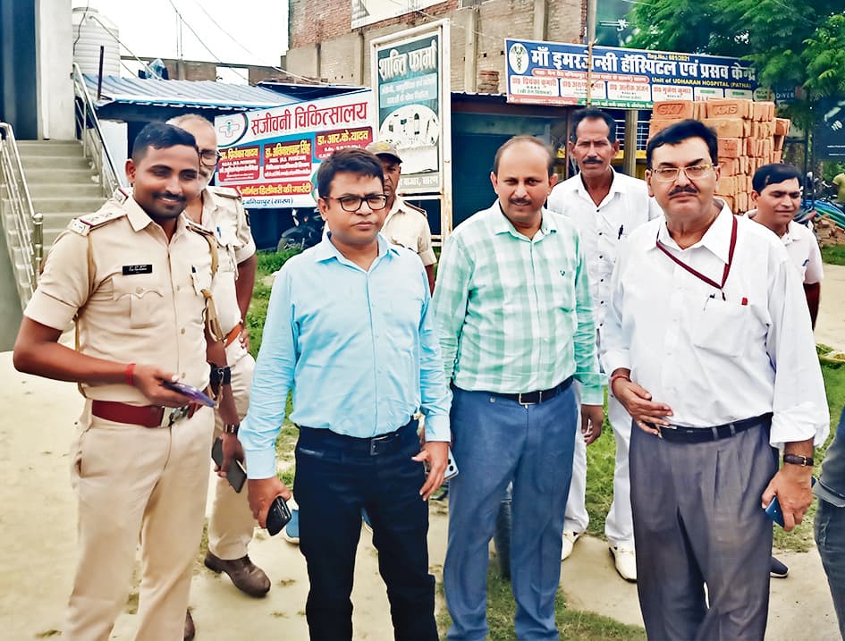 Chhapra News : बनियापुर में संचालित अवैध नर्सिंग होम सील, संचालक और सहायक हुए फरार