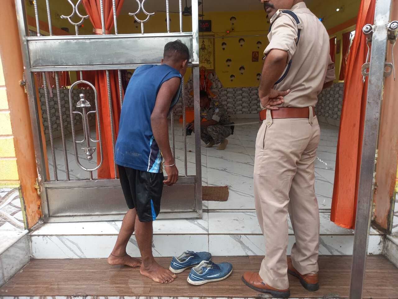 dhanbad news _ चिरकुंडा में धार्मिक स्थल पर मिला मांस का टुकड़ा, ग्रामीणों का हंगामा, चार लोग हिरासत में