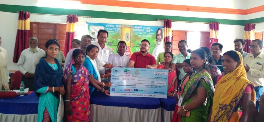 बनकाटी में सखी मंडल की दीदियों को मिला सात लाख का चेक