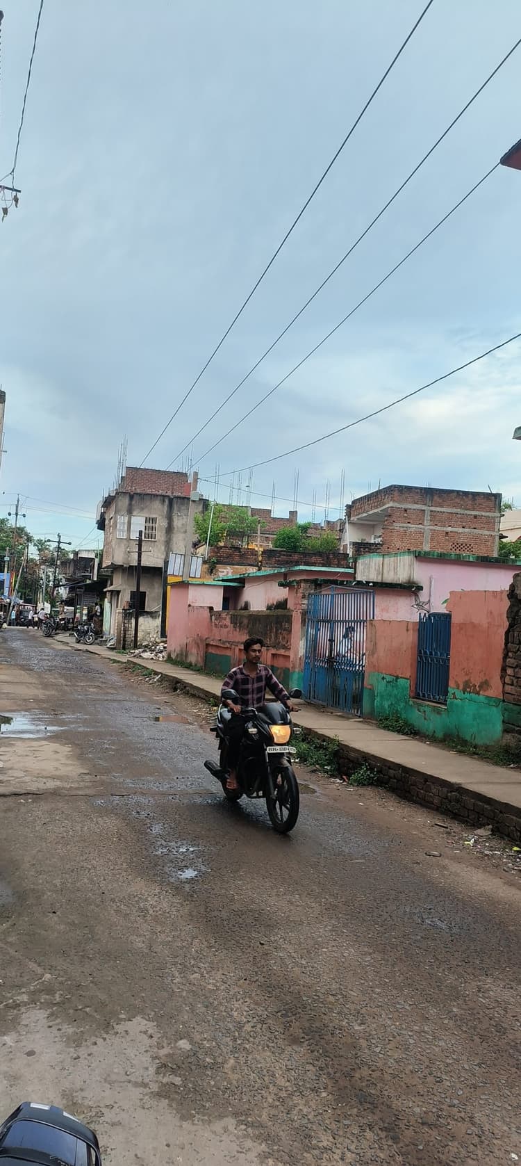 ऊपर से लटकते हाईटेंशन तार, नीचे सांसत में जान