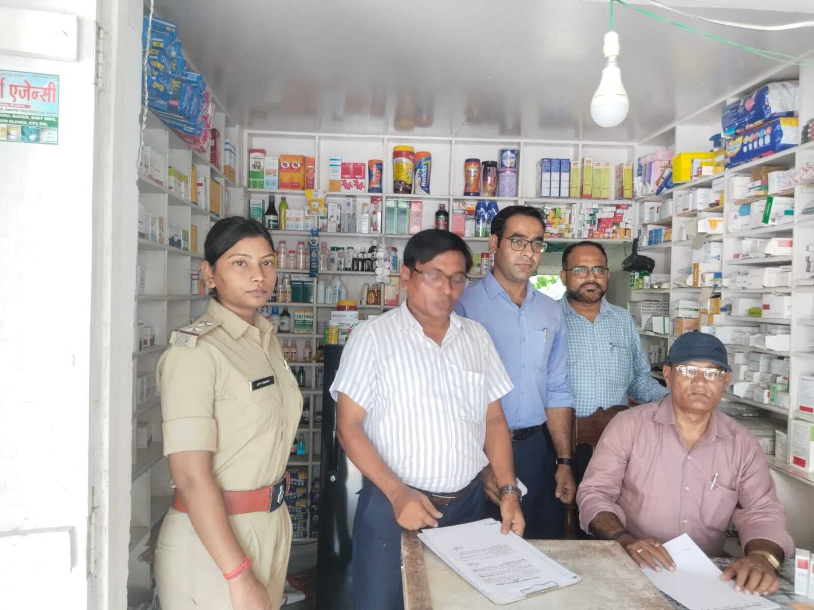 शंकरसरैया चौक पर गैर लाइसेंसी दवा दुकान पर छापेमारी