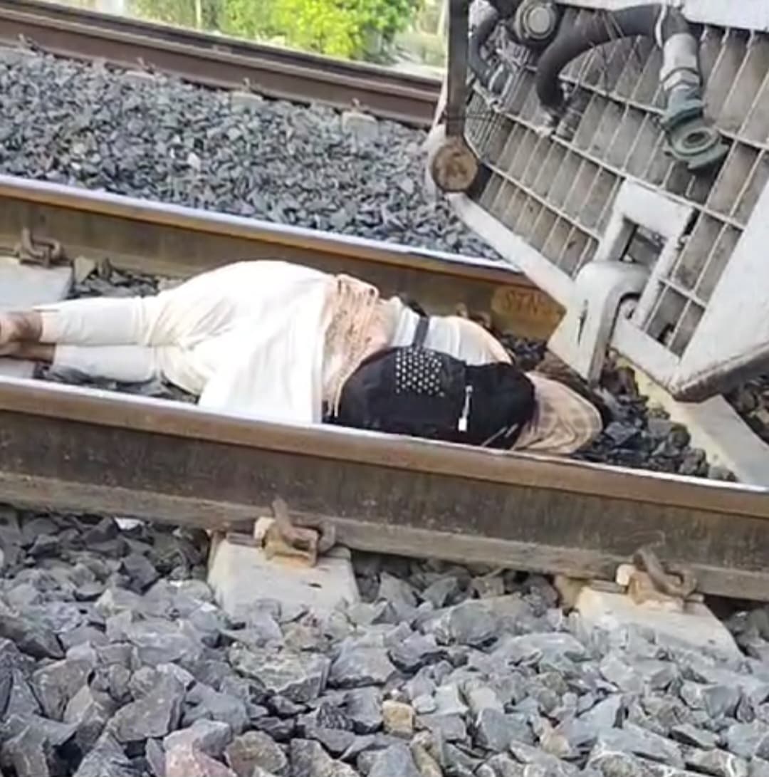 आत्महत्या की नीयत से रेल पटरी पर सो गयी युवती