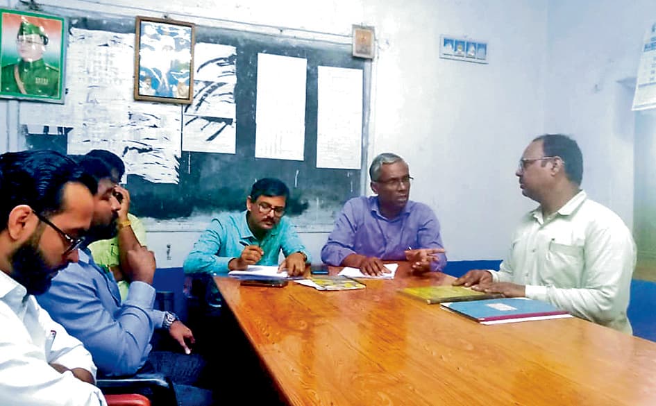 हेडमास्टर के खिलाफ सहायक शिक्षकों की शिकायत