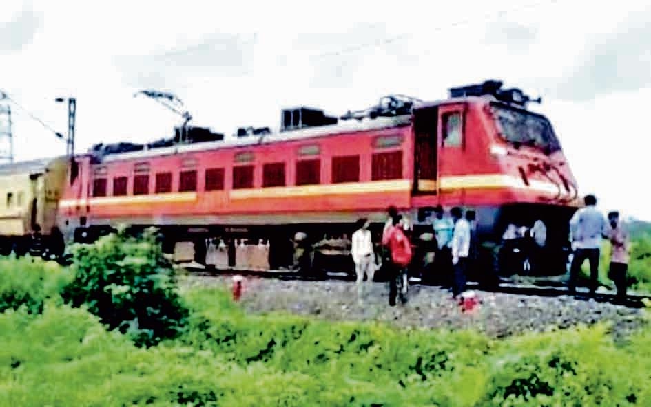 बांसलाई स्टेशन के पास चालीस मिनट तक खड़ी रही पैसेंजर ट्रेन