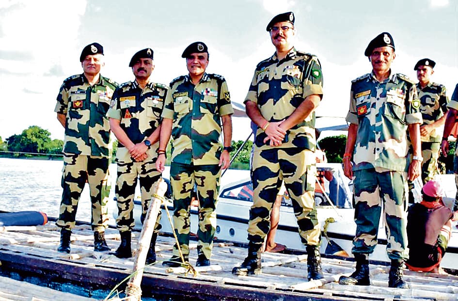 बीएसएफ के एडीजी रवि गांधी ने भारत-बांग्लादेश अंतरराष्ट्रीय सीमा का किया दौरा
