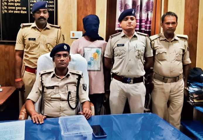 Gopalganj News : शहर में तुरकहां पुल पर हथियार के साथ अपराधी को पुलिस ने किया गिरफ्तार