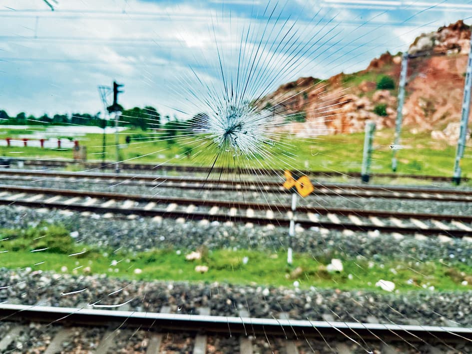 Gaya News : टाटा-पटना वंदे भारत ट्रायल ट्रेन पर पत्थरबाजी, खिड़की का टूटा शीशा