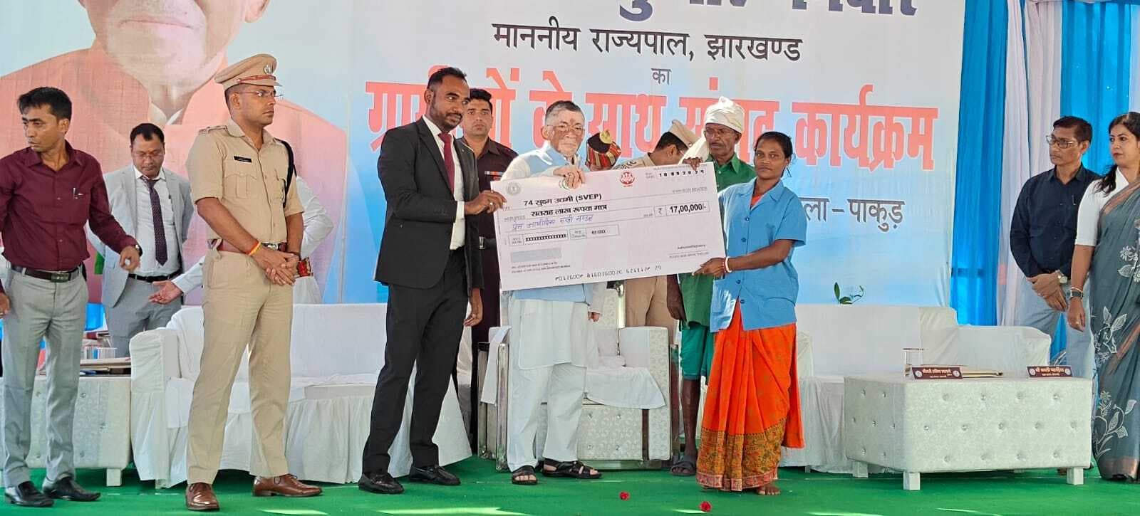 राज्यपाल संतोष गंगवार ने किया सोनाधनी गांव का दौरा, ग्रामीणों ने रखी अपनी बात