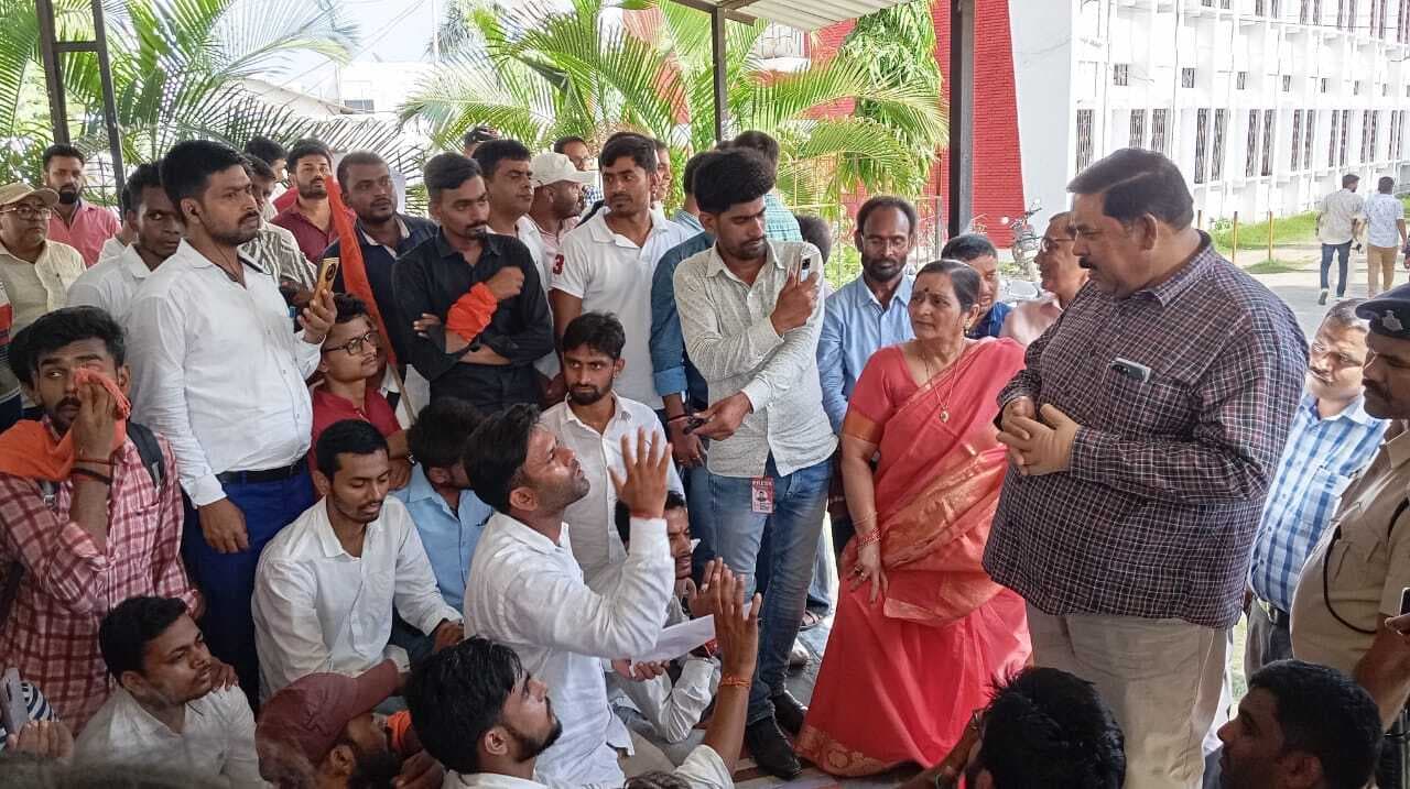 20 सूत्री मांगों को लेकर विद्यार्थी परिषद का हल्ला बोल, तीन घंटे तक प्रदर्शन