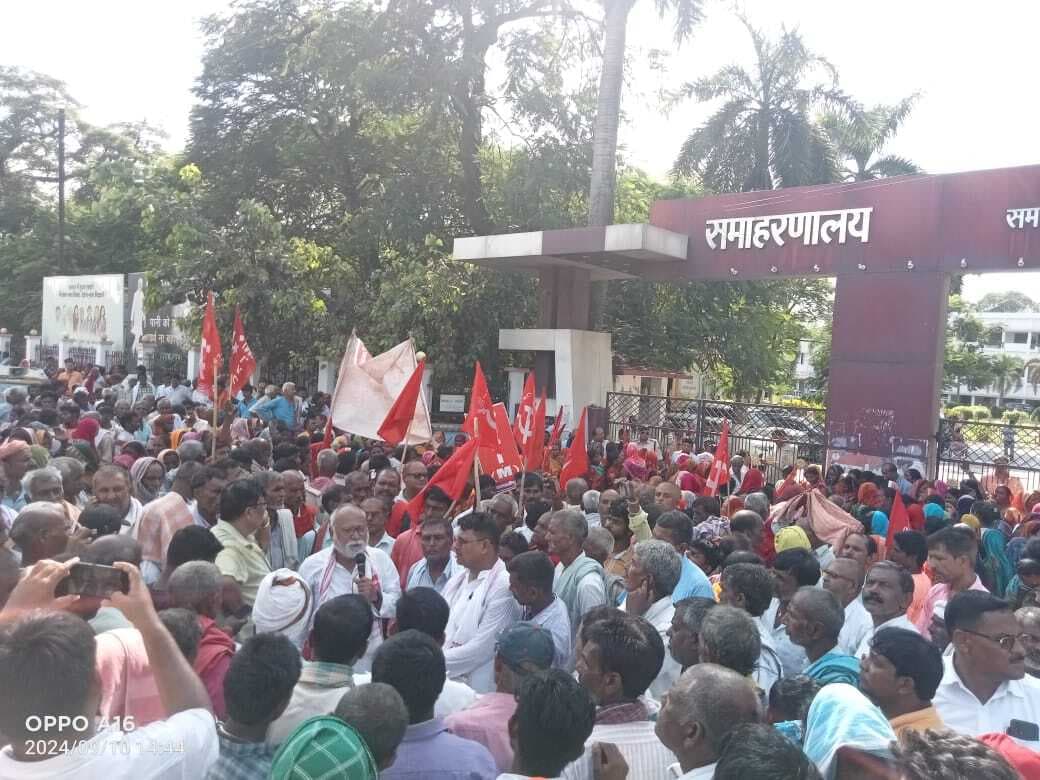 Communist Party of India Marxist Movement जिला को सूखाग्रस्त घोषित करने की मांग को लेकर समाहरणालय पर प्रदर्शन