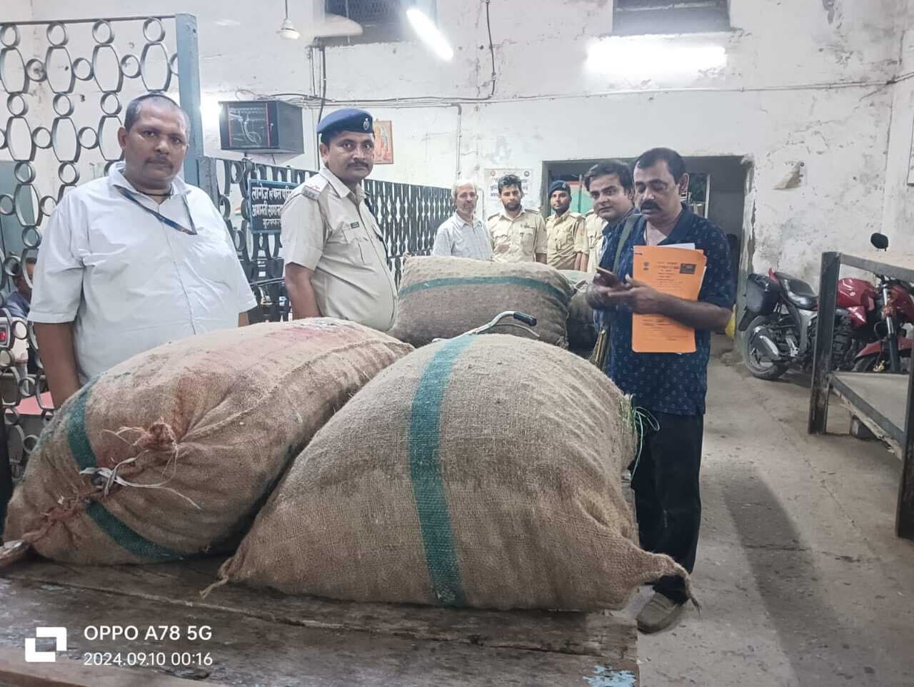 कस्टम व आरपीएफ की टीम ने पकड़ा एक लाख का चायनीज लहसुन