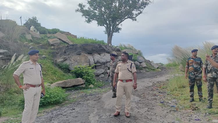 dhanbad news बंद कापासारा आउटसोर्सिंग में चाल धंसी, एक दर्जन लोगों के दबे होने की आशंका