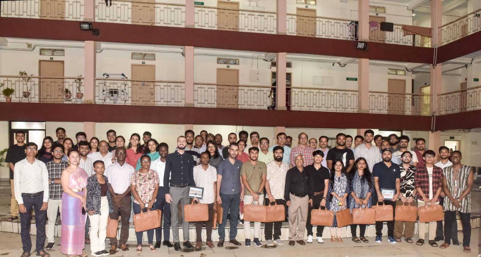 Dhanbad news : आइआइटी  में नामांकन लेने वाले 11 अंतर्राष्ट्रीय छात्रों का स्वागत