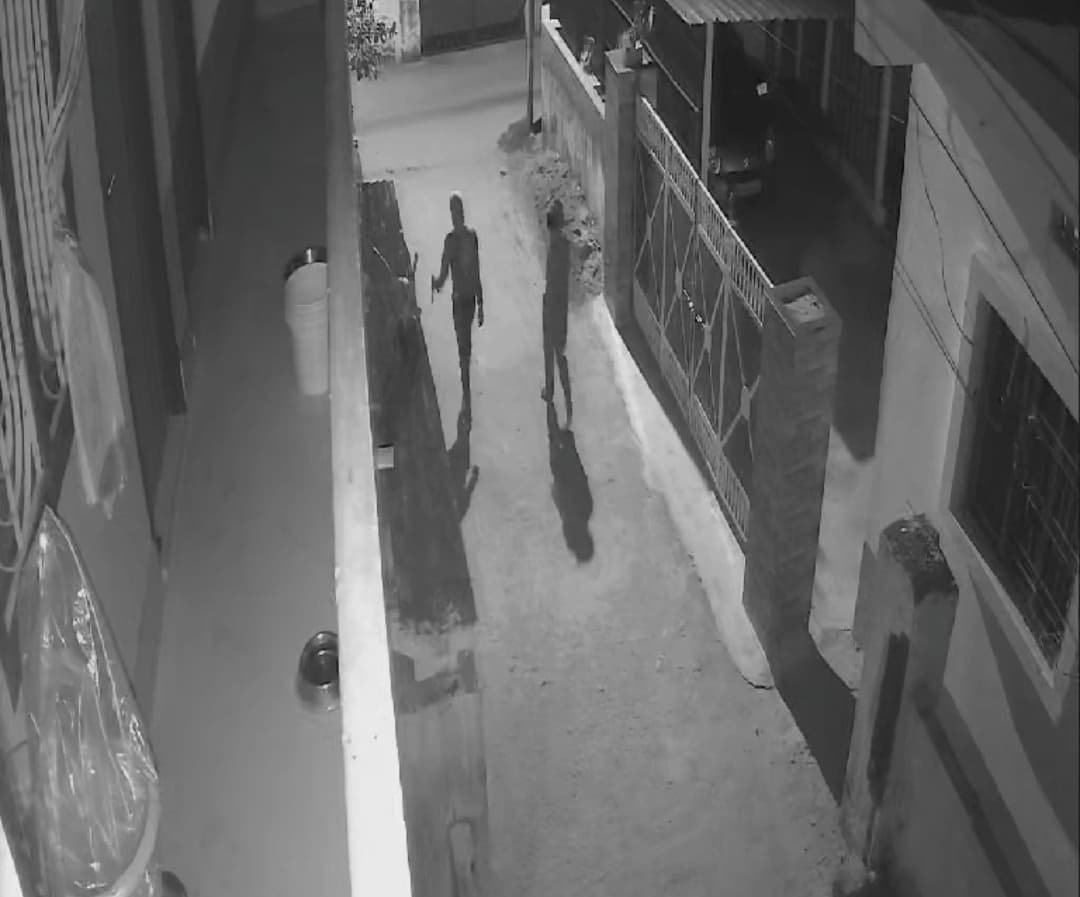 हथियार लेकर चार युवक के चहलकदमी करने का वीडियो वायरल