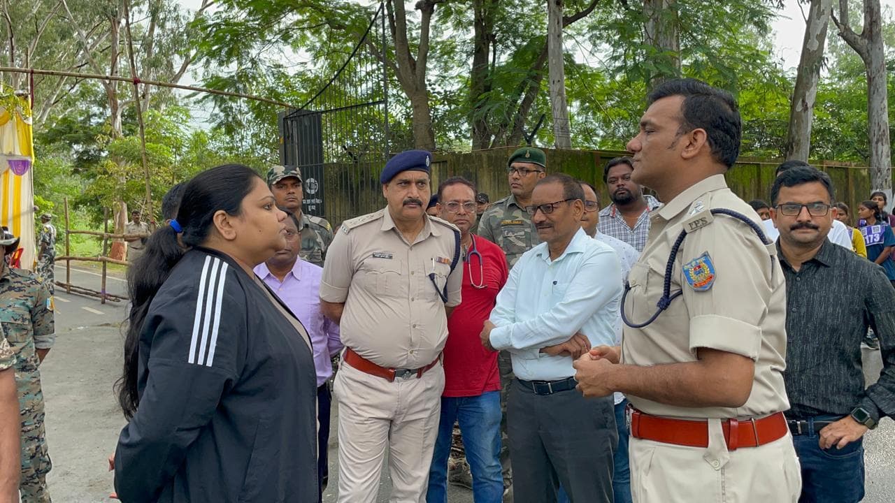 सुबह छह बजे पदमा में बहाली स्थल पहुंचीं डीसी, व्यवस्था देख जताया संतोष