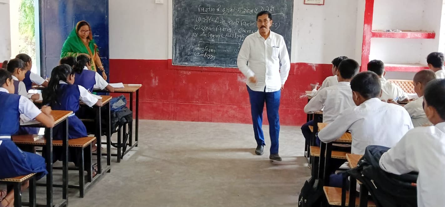 डीइओ ने विद्यालय का किया औचक निरीक्षण, दिये कई निर्देश