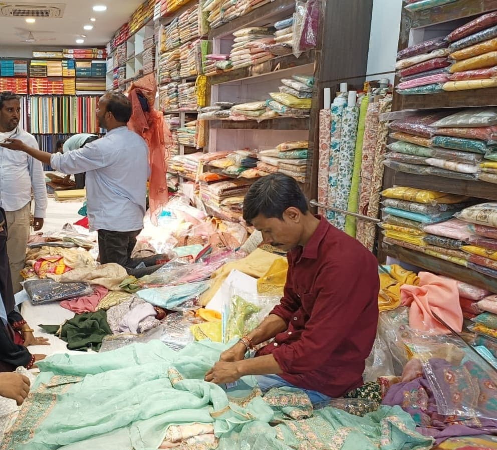 बाजार पर चढ़ने लगा दुर्गा पूजा के उत्सव का रंग