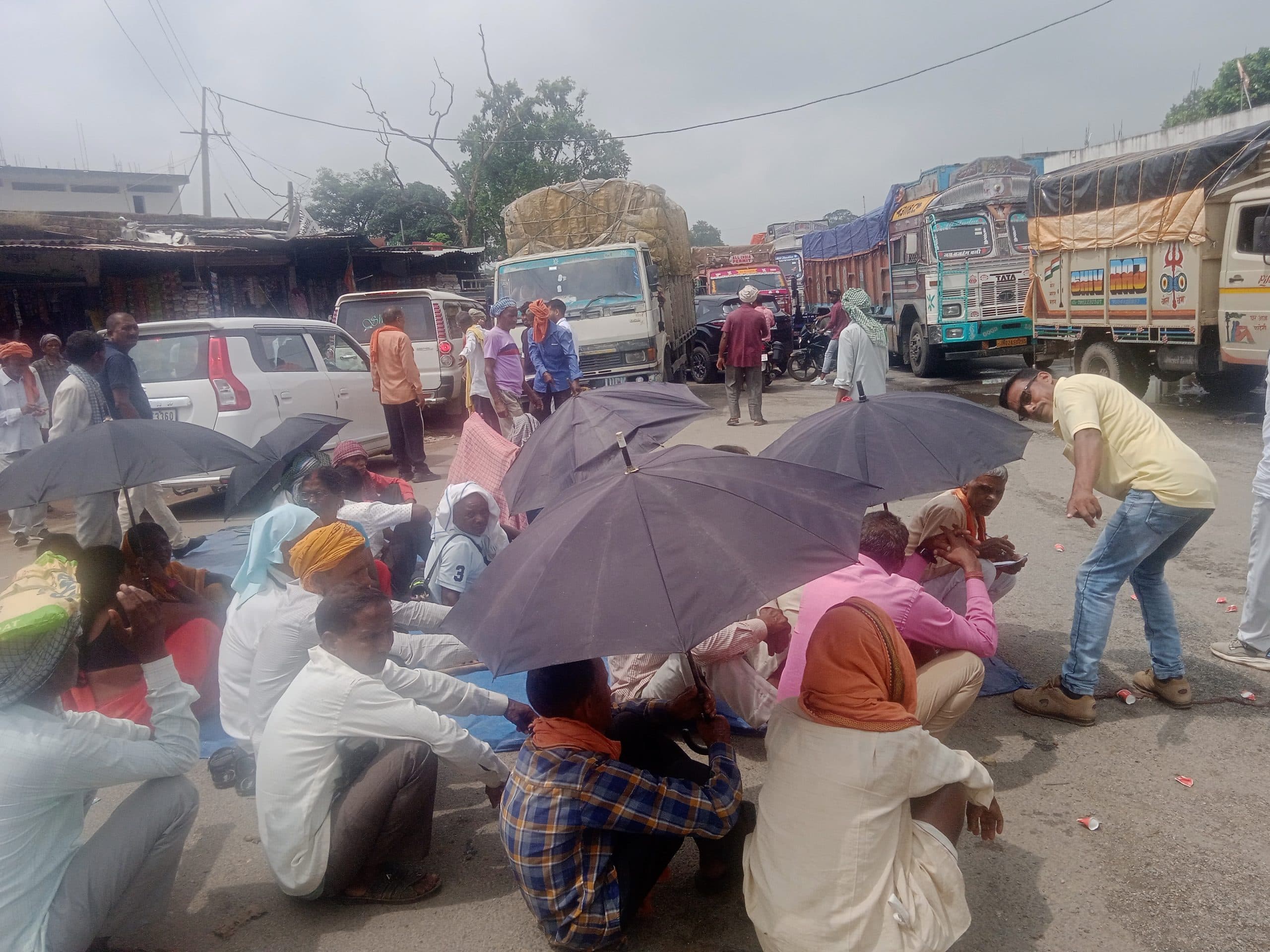झारखंड आंदोलनकारी मोर्चा ने सात माइल किया जाम