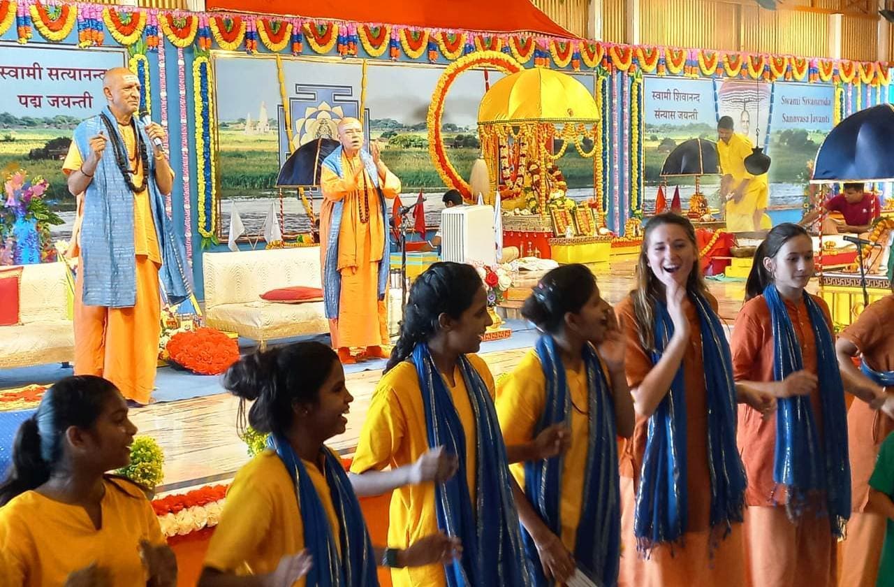 यज्ञ न केवल दैवीय शक्तियों की आराधना है और न यंत्रों की, यह प्रेम की आराधना है : स्वामी निरंजनानंद