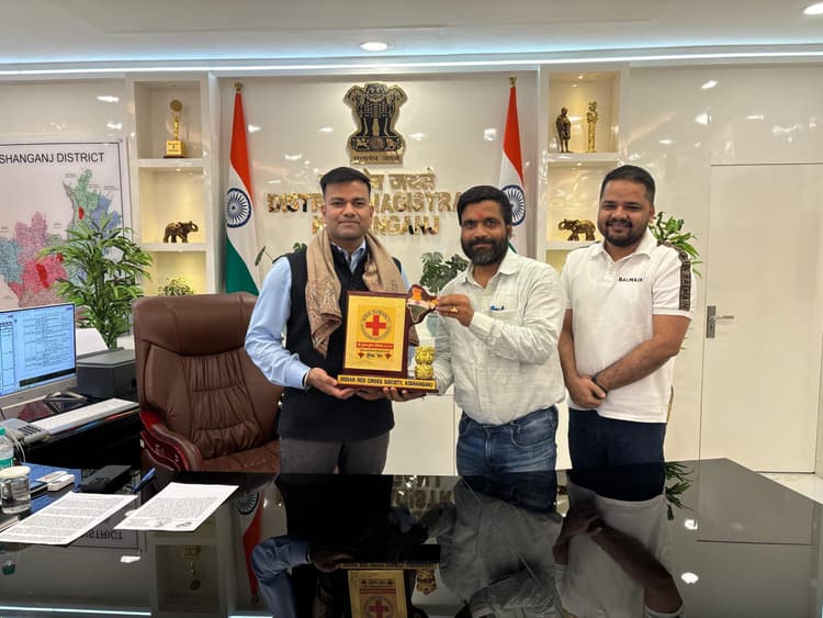 रेडक्रॉस सोसाइटी के चेयमैन व सचिव ने तुषार सिंगला को भेंट किया मोमेंटो