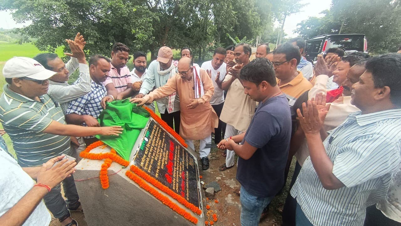 स्पीकर ने सीतामुड़ी-सुंदरपुर सड़क का किया शिलान्यास