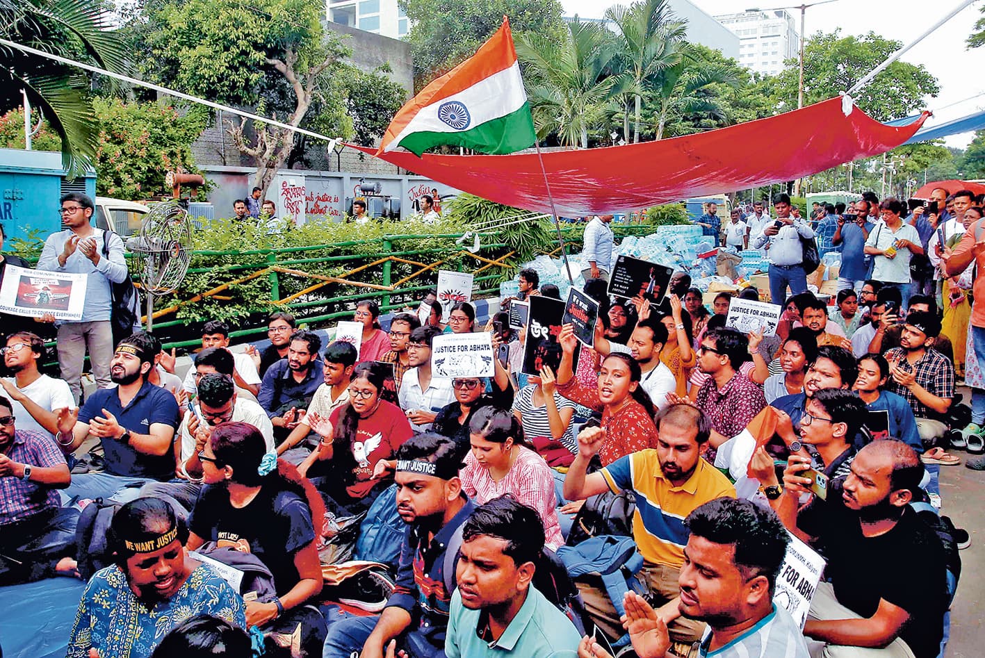 स्वास्थ्य भवन के बाहर रात भर जूनियर चिकित्सकों ने दिया धरना