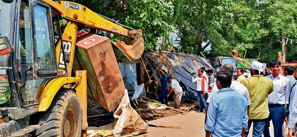 अतिक्रमण : नौ दुकानों पर जड़ा ताला, वसूला जुर्माना