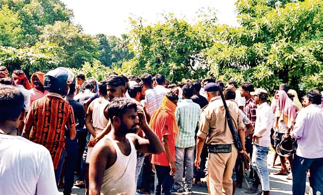 saran news. डंपर की चपेट में आने से साइकिल सवार युवक की गयी जान