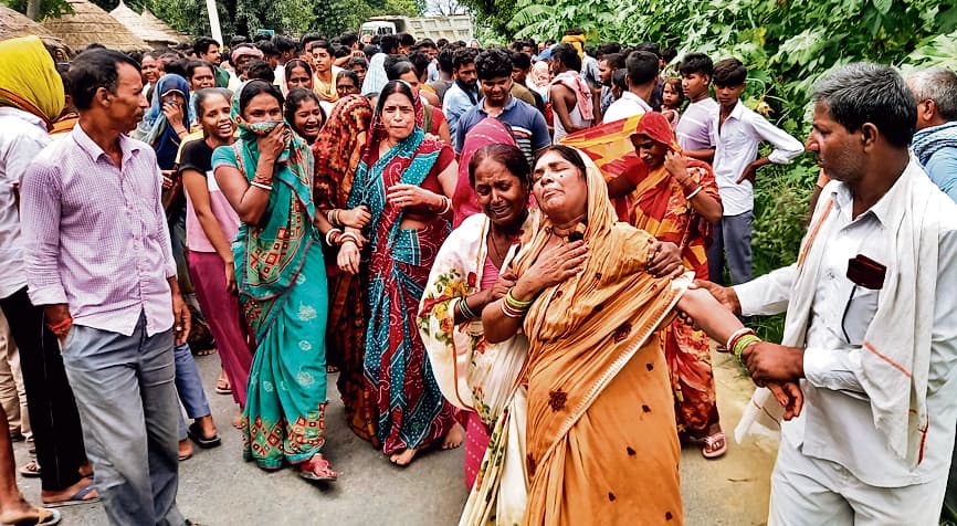 saran news. ट्रक से कुचलकर इंटर की छात्रा की मौत, विरोध में सड़क जाम