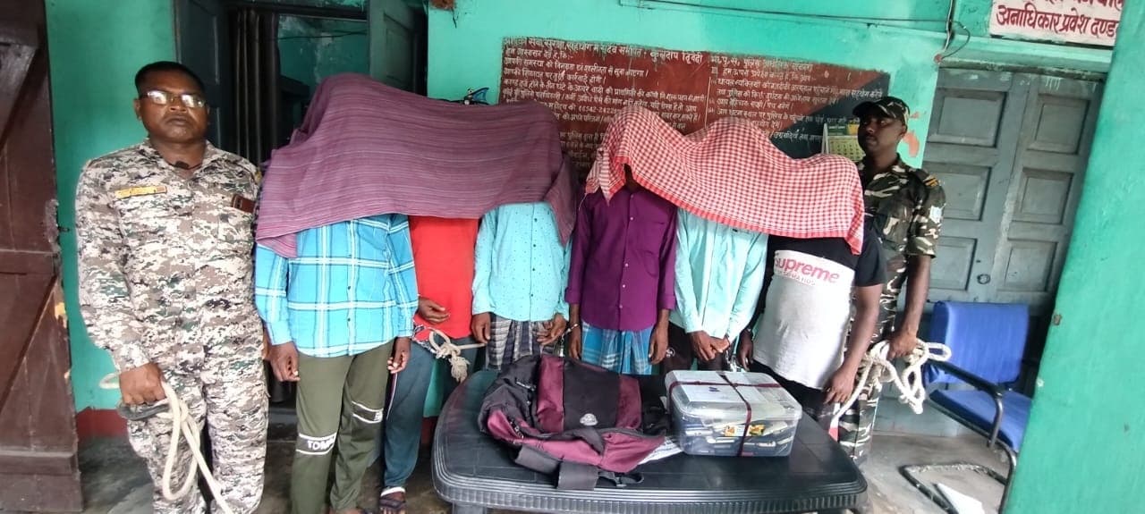 चोरी के 52 मोबाइल फाेन के साथ छह लोग गिरफ्तार