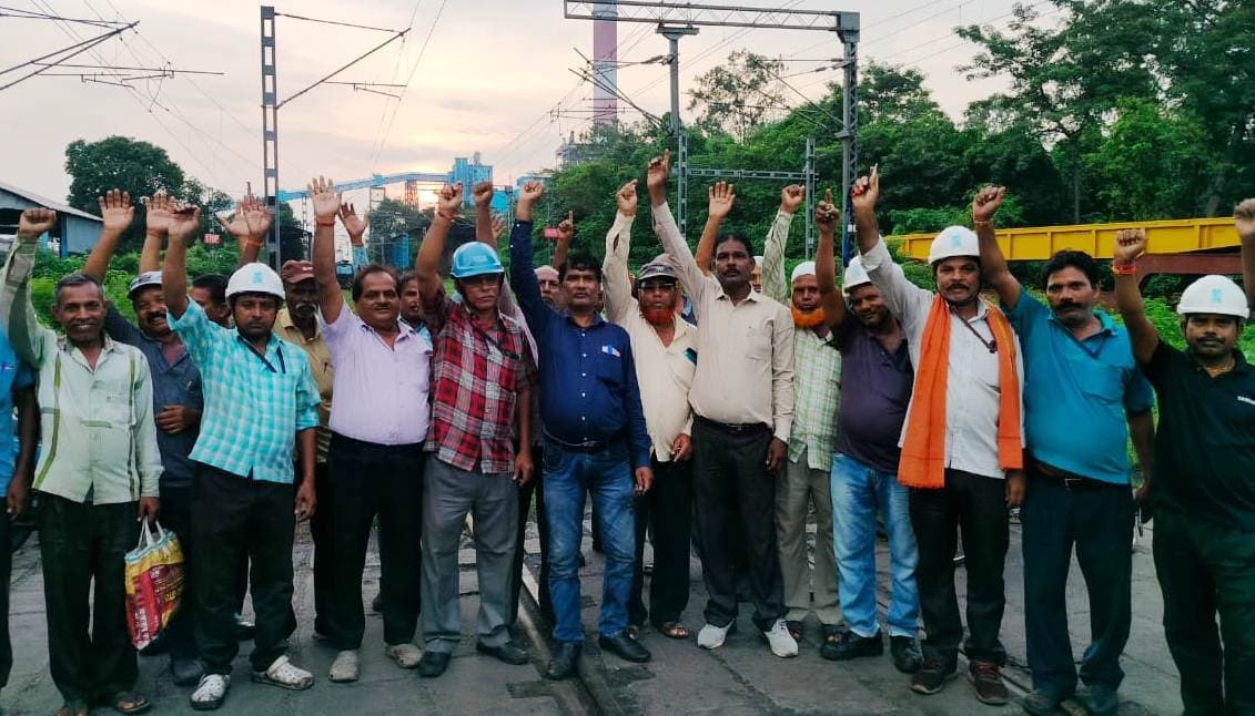 सप्लाई मजदूरों ने शुरू किया टूल डाउन आंदोलन