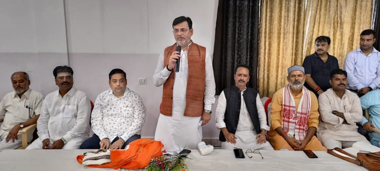 Giridih News: गहमागहमी के बीच भाजपा में टिकट के दावेदारों को लेकर हुई रायशुमारी