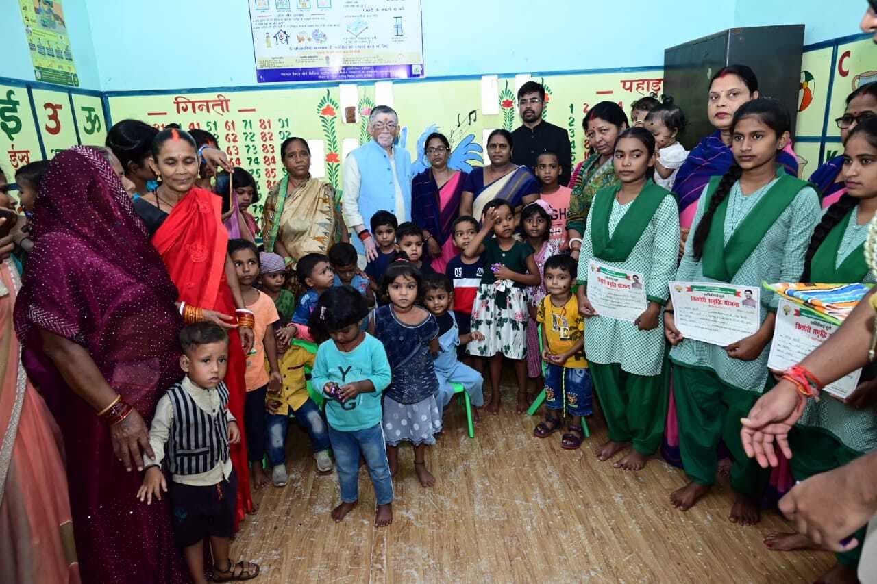 Giridih News: डुमरी में पीएम श्री कस्तूरबा विद्यालय की छात्राओं से राज्यपाल ने किया संवाद