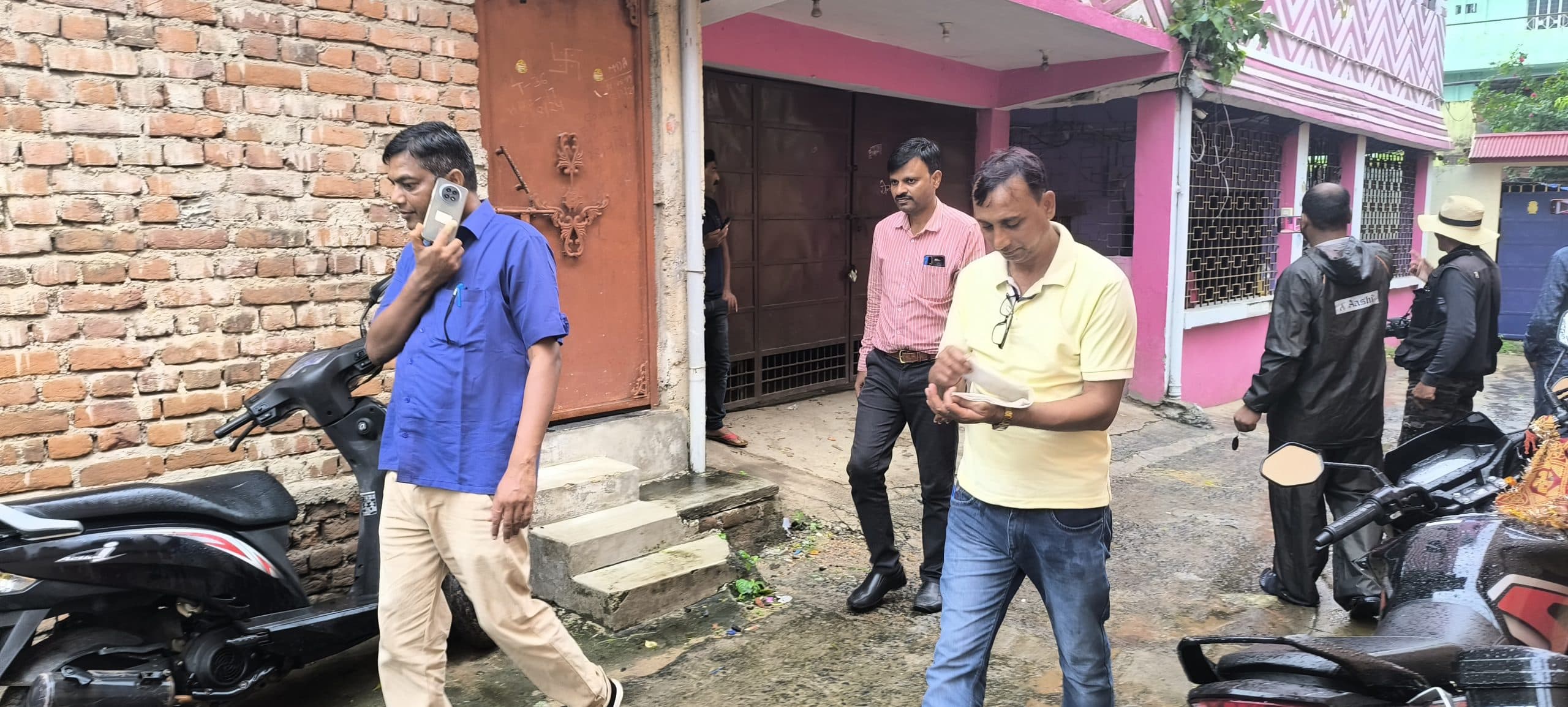 Giridih News: हजारीबाग के एसडीओ शैलेश कुमार के गिरिडीह स्थित आवास पर एसीबी का छापा