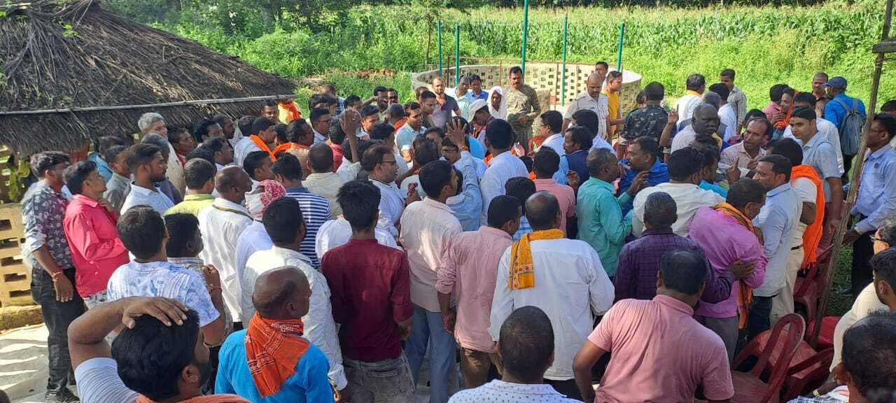 रायशुमारी के दौरान दो गुटों में बिखरी दिखी भाजपा, जामा में कार्यकर्ता आपस में भिड़े, धक्का मुक्की हुई, बेनतीजा बैठक समाप्त